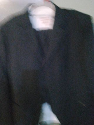 Traje de vestir negro y listas gris