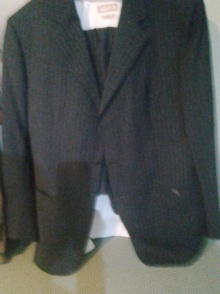 Traje de vestir negro y listas gris