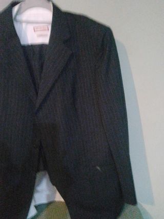 Traje de vestir negro y listas gris