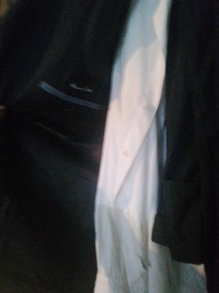 Traje de vestir negro y listas gris