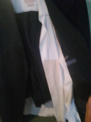 Traje de vestir negro y listas gris