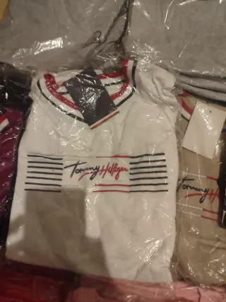 Conjunto Tommy Hilfiger Camiseta y Sudadera