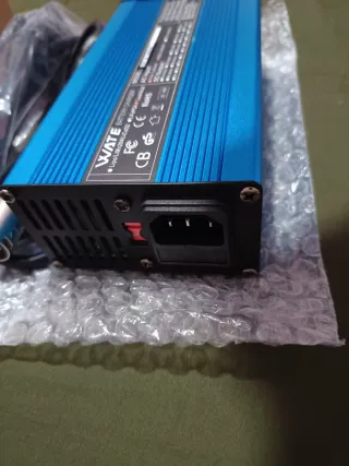 Cargador de batería WATE