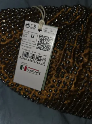 Bolso de mano dorado con cadena