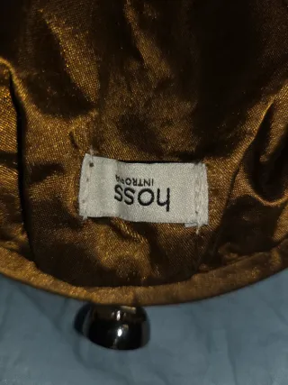 Bolso de mano dorado con cadena