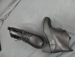 Botines negros con cordones