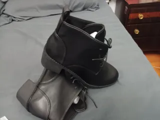 Botines negros con cordones