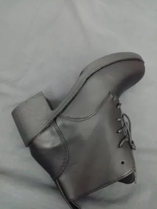 Botines negros con cordones