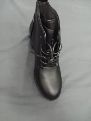 Botines negros con cordones