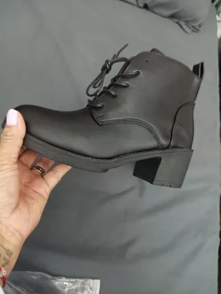 Botines negros con cordones