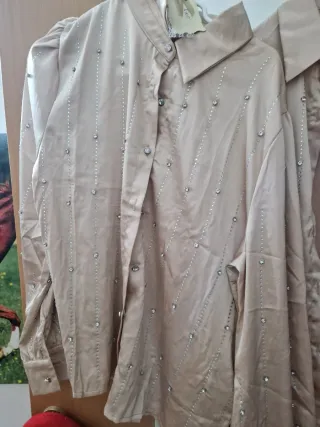 2 Blusas Beige Brillantes Talla hasta 42. Nuevo.