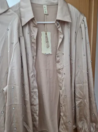 2 Blusas Beige Brillantes Talla hasta 42. Nuevo.