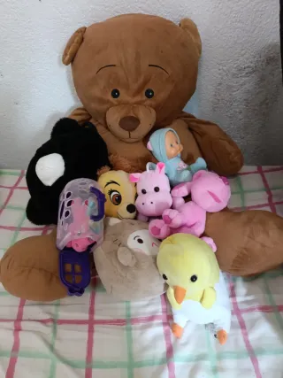 Lote peluches .bolso oso  . Bebe nenuco y cuentos