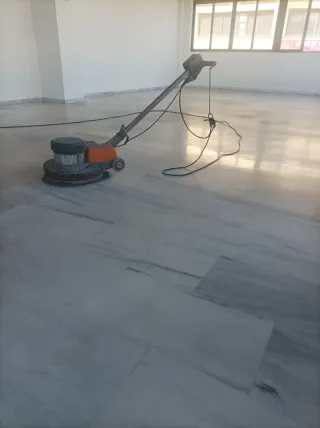 Abrillantadora de suelos 42 cm... 300 negociable,