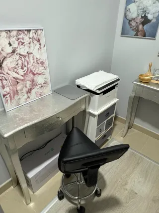 Mesa recibidor plateada brillante