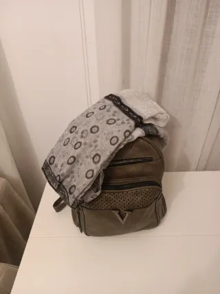 Mochila gris y pañuelo
