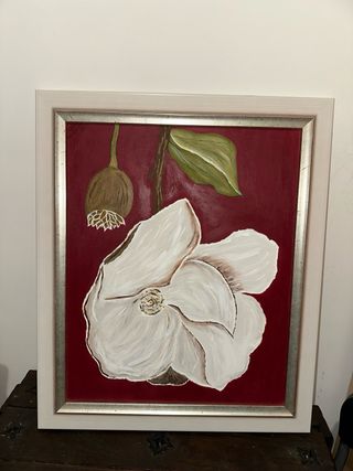 Cuadro de flor blanca sobre fondo rojo