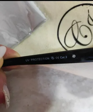 Occhiali da sole donna neri con dettagli oro