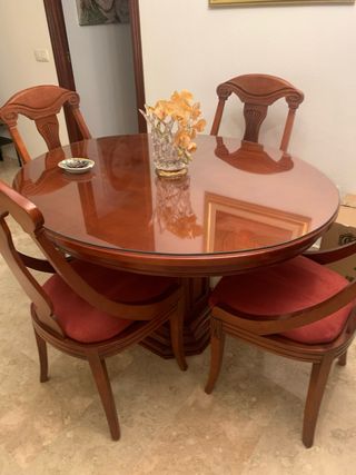 Mesa ovalada de madera ampliable con sillas