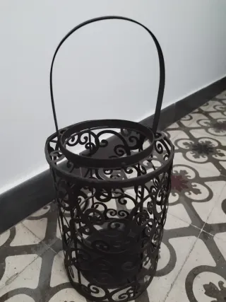 Farol de metal negro con diseño calado