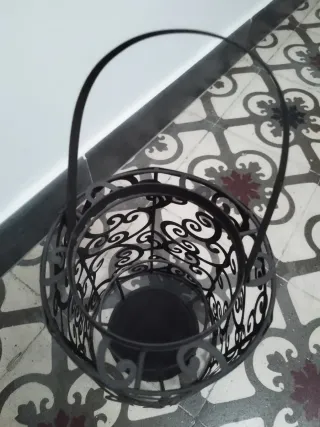 Farol de metal negro con diseño calado