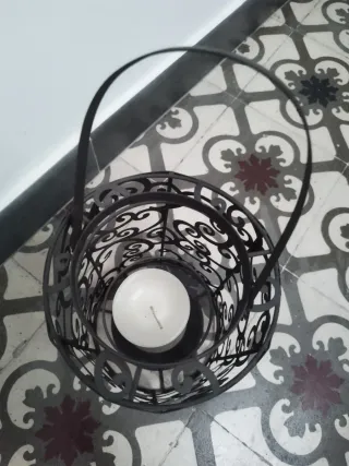 Farol de metal negro con diseño calado