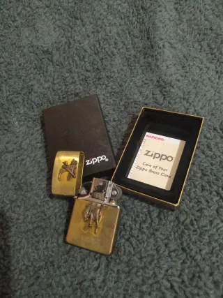 Mechero Zippo Bronce con Diseño de Jinete