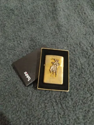 Mechero Zippo Bronce con Diseño de Jinete
