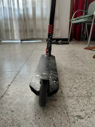 Patinete negro con salpicaduras blancas