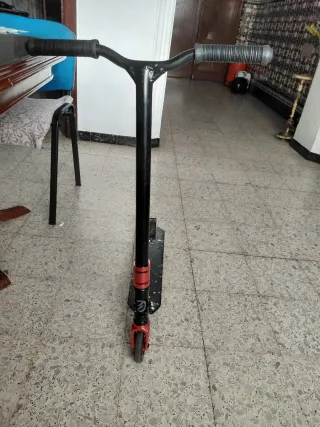 Patinete negro con salpicaduras blancas