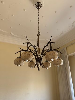 Lámpara antigua de metal y mimbre