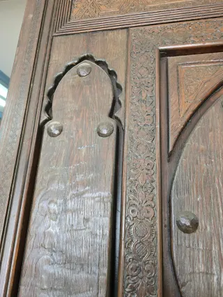 Portón rústico de madera tallada