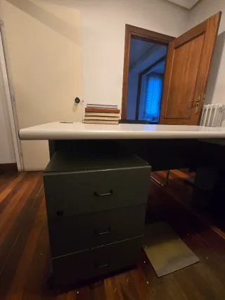 Mesa de oficina en L