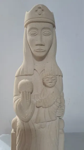 VIRGEN DE MARRAXi, Escultura de piedra santany