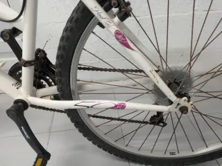 Bicicleta de mujer blanca y morada