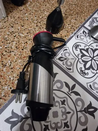 Batidora de mano con accesorio