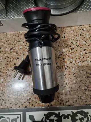 Batidora de mano con accesorio