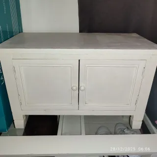 Mueble de madera con puertas