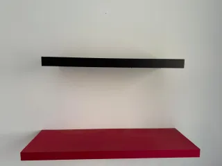 Estanterías flotantes negras y rojas