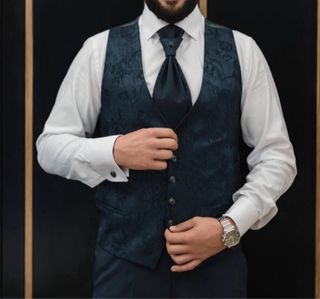 Traje de novio verde botella