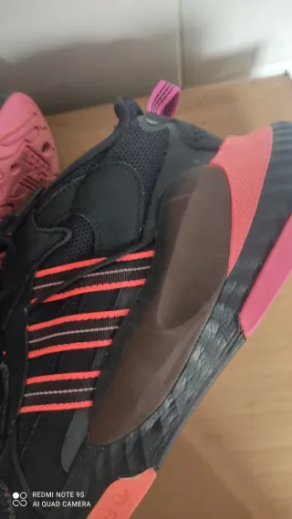 Zapatillas deportivas negras y rosas