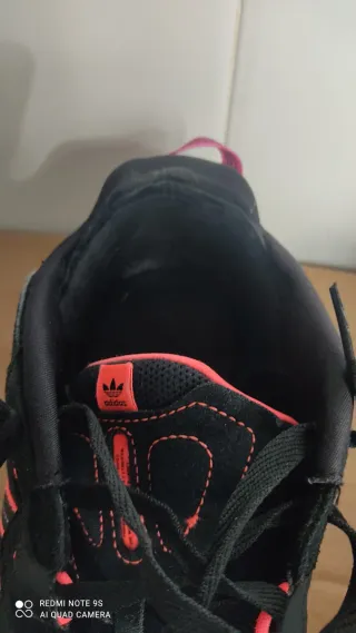 Zapatillas deportivas negras y rosas