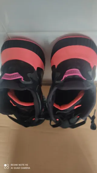 Zapatillas deportivas negras y rosas