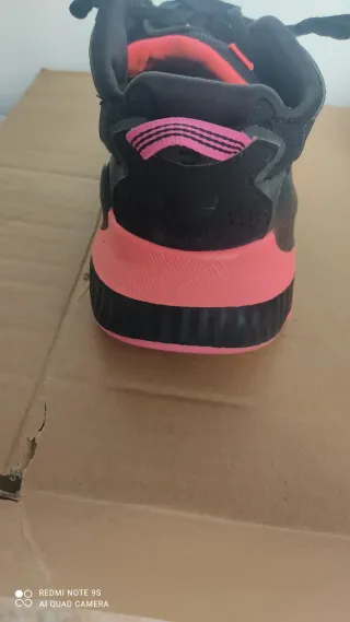 Zapatillas deportivas negras y rosas