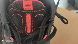 Zapatillas deportivas negras y rosas