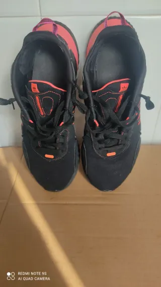 Zapatillas deportivas negras y rosas