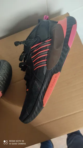 Zapatillas deportivas negras y rosas