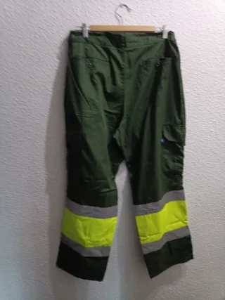 Pantalón de trabajo verde con detalles reflectante