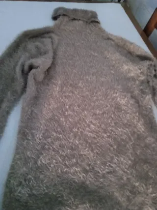 Jersey de pelo marrón cuello alto