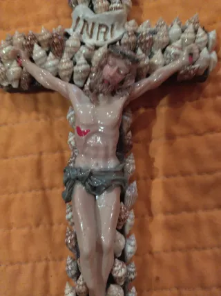 Crucifijo conchas INRI figura religiosa